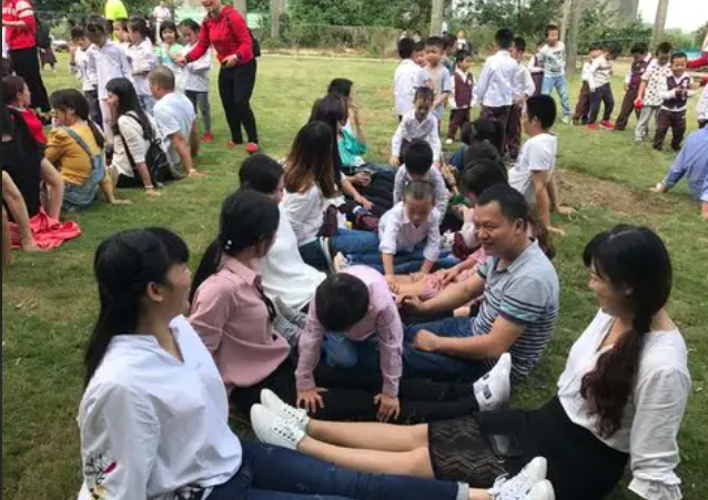 在切实的行动中调节自身情绪逐步建立对自身教育角色的认同和信心 在切实的行动中调节自身情绪逐步建立对自身教育角色的认同和信心